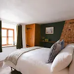 Family-friendly Cotswolds With Log Burner, Garden, Sleeps 6 Bloxham