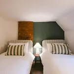 Family-friendly Cotswolds With Log Burner, Garden, Sleeps 6 Holiday home