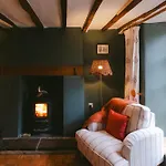 Family-friendly Cotswolds With Log Burner, Garden, Sleeps 6 *