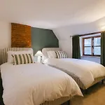 Family-friendly Cotswolds With Log Burner, Garden, Sleeps 6 *