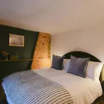 Family-friendly Cotswolds With Log Burner, Garden, Sleeps 6 * Bloxham