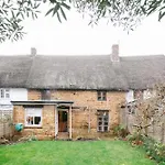 Family-friendly Cotswolds With Log Burner, Garden, Sleeps 6 *