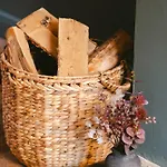 Family-friendly Cotswolds With Log Burner, Garden, Sleeps 6 Holiday home