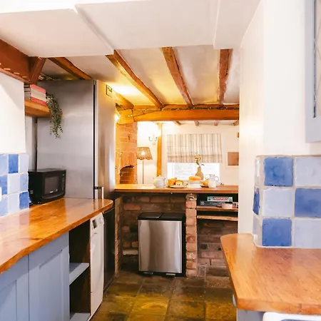 Family-friendly Cotswolds With Log Burner, Garden, Sleeps 6 *