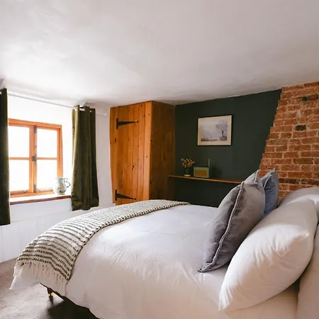 Cosy Cotswolds With Log Burner, Garden, Sleeps 6, Near Soho Bloxham