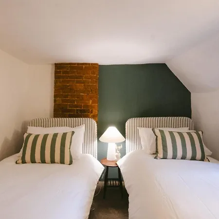 Cosy Cotswolds With Log Burner, Garden, Sleeps 6, Near Soho בית נופש