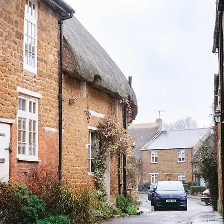 Cosy Cotswolds With Log Burner, Garden, Sleeps 6, Near Soho Bloxham