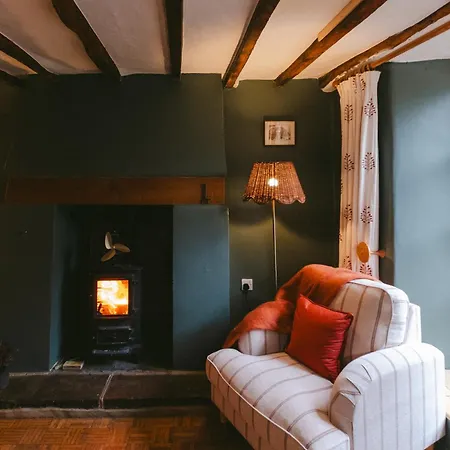 Cosy Cotswolds With Log Burner, Garden, Sleeps 6, Near Soho *