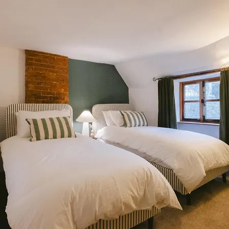 Cosy Cotswolds With Log Burner, Garden, Sleeps 6, Near Soho *