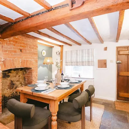 Cosy Cotswolds With Log Burner, Garden, Sleeps 6, Near Soho * Bloxham