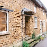 Hébergement de vacances Family-friendly Cotswolds With Log Burner, Garden, Sleeps 6 *