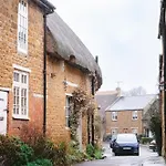Family-friendly Cotswolds With Log Burner, Garden, Sleeps 6 Bloxham