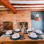 Family-friendly Cotswolds With Log Burner, Garden, Sleeps 6 *