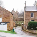 Family-friendly Cotswolds With Log Burner, Garden, Sleeps 6 *