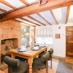 Family-friendly Cotswolds With Log Burner, Garden, Sleeps 6 * Bloxham