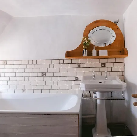 Family-friendly Cotswolds With Log Burner, Garden, Sleeps 6