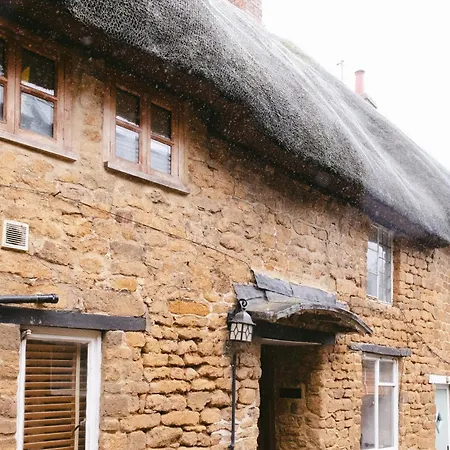 Family-friendly Cotswolds With Log Burner, Garden, Sleeps 6 *