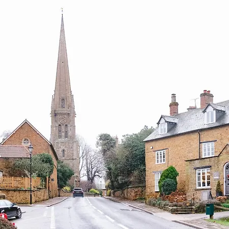Family-friendly Cotswolds With Log Burner, Garden, Sleeps 6 *
